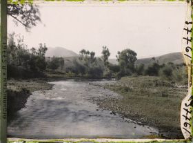 Image représentant (Sur le fleuve Logar, au sud-ouest de Kaboul), les rives du Logar