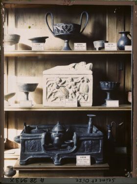 Image représentant Vitrine des collections de céramiques étrusques du musée de Sèvres
