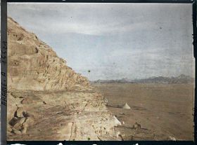 Image représentant Sous les falaises, les tentes du campement des forces arabes du royaume du Hedjaz