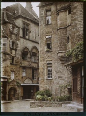 Image représentant France, Sarlat, Place des Oies (au fond, l'Hotel Plamon)