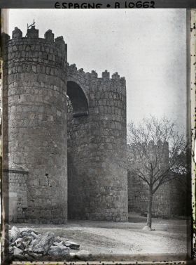 Image représentant Espagne, Avila, La Porte de S. Vicente et les Vieilles murailles qui datent d'Alphonse VI (XIe S.)