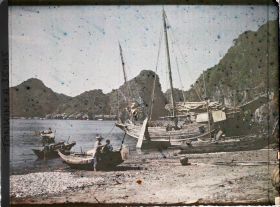 Image représentant Les préparatifs pour le flambage annuel des jonques, sur la grève de l'île Cat-bà, près du poste de douane