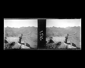 Image représentant Le mur d'enceinte entre la section nord de la Grande Muraille et Juyong waizhen ("passe Extérieure de Juyong"), la porte est