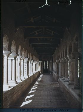 Image représentant Effet de lumière sur le sol d'une longue galerie de la villa Cypris