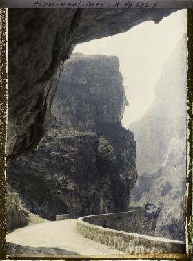 Image représentant Roche des Gorges du Loup surplombant la route sinueuse
