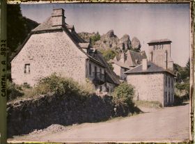 Image représentant Une rue du village, avec l'église Saint-Avit