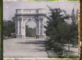 Image représentant L'Arc de triomphe (tâq-e zafar) célébrant l'indépendance du pays en 1919