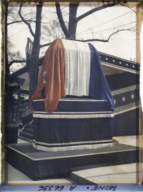 Image représentant Les funérailles d'Aristide Briand, le catafalque devant le ministère des Affaires Étrangères