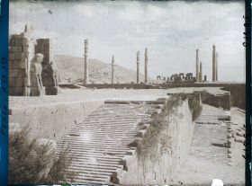 Image représentant Le haut du double escalier monumental donnant accès à la terrasse