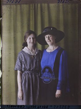 Image représentant https://musee-albert-kahn.s-museum.fr/home/NWQ2OTAwYzNmYjZlZTk1ZWQwODJmMjY4L2dlbmVyaWMtbm90aWNlLXRhYi9hdXRob3JpdHkvNjE3YTc5ZjVjZjhiODk2OGIzMzM3ZDIx/5d6900c3fb6ee95ed082f268/generic-notice-tab/authority/617a79ebcf8b8968b3336b11 Madame Cramail et  https://musee-albert-kahn.s-museum.fr/home/NWQ2OTAwYzNmYjZlZTk1ZWQwODJmMjY4L2dlbmVyaWMtbm90aWNlLXRhYi9hdXRob3JpdHkvNjE3YTc5ZjVjZjhiODk2OGIzMzM3ZDIx/5d6900c3fb6ee95ed082f268/generic-notice-tab/authority/617a79ebcf8b8968b3336b12 Mademoiselle Cramail