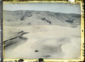 Image représentant Les dunes avec au fond, le Djebel Mekter