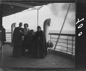 Image représentant Passagers des 2emes classes sur la plateforme située à la poupe du navire