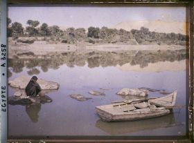 Image représentant Femme au bord du Nil
