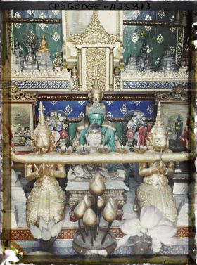 Image représentant Bouddha d'Emeraude, entouré d'autres statues