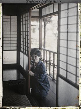 Image représentant Serveuse d'auberge faisant glisser un panneau (shoji) de porte