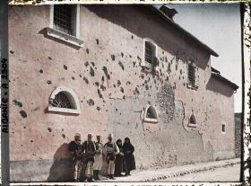 Image représentant Groupe devant le mur endommagé d'un couvent de Franciscaines