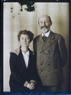 Image représentant Monsieur  https://musee-albert-kahn.s-museum.fr/home/NWQ2OTAwYzNmYjZlZTk1ZWQwODJmMjY4L2dlbmVyaWMtbm90aWNlLXRhYi9hdXRob3JpdHkvNjE3YTc5ZjVjZjhiODk2OGIzMzM3ZDIx/5d6900c3fb6ee95ed082f268/generic-notice-tab/authority/617a79ebcf8b8968b3337896 Warlaam Tcherkesoff et  https://musee-albert-kahn.s-museum.fr/home/NWQ2OTAwYzNmYjZlZTk1ZWQwODJmMjY4L2dlbmVyaWMtbm90aWNlLXRhYi9hdXRob3JpdHkvNjE3YTc5ZjVjZjhiODk2OGIzMzM3ZDIx/5d6900c3fb6ee95ed082f268/generic-notice-tab/authority/617a79ebcf8b8968b3337b73 son épouse Frida