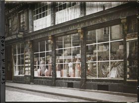 Image représentant Vitrines du magasin de mode Aux Trois Quartiers protégées contre les bombardements boulevard de la Madeleine