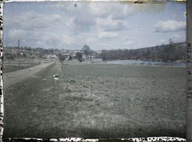 Image représentant Village au loin et la Marne au premier plan à droite