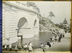 Image représentant La fontaine de Paul Gasq dans le square Saint-Pierre de Montmartre (actuel square Louise-Michel) au pied du Sacré-Coeur