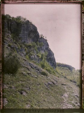 Image représentant France, Les Eyzies, La falaise de la grotte même du Font de Gaume
