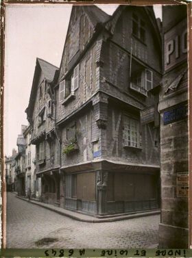 Image représentant Une maison à colombages à l'angle de la rue du change et la rue de la Rôtisserie