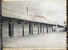 Image représentant La cour de l'école de garçons de la rue Alexandre Dumas