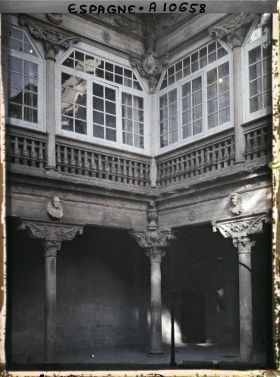 Image représentant Espagne, Ségovie, Patio du Marquis del Arco avec le puits (seizième siècle) (en hauteur)