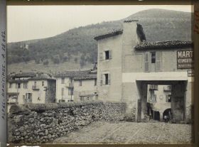 Image représentant L'entrée du pont vieux à péage, pont fortifié