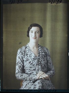 Image représentant https://musee-albert-kahn.s-museum.fr/home/NWQ2OTAwYzNmYjZlZTk1ZWQwODJmMjY4L2dlbmVyaWMtbm90aWNlLXRhYi9hdXRob3JpdHkvNjE3YTc5ZjVjZjhiODk2OGIzMzM3ZDIx/5d6900c3fb6ee95ed082f268/generic-notice-tab/authority/617a79ebcf8b8968b3337c19 Madame de Peyerimhoff