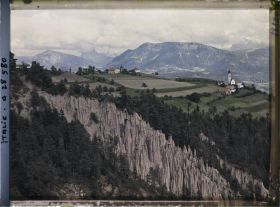 Image représentant Les Pyramides de terre (ou Cheminées de Fées) de Renon et le hameau de Monte di Mezzo (Mittelberg)