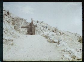 Image représentant Vers la Porte des Lionnes (porte principale de l'Acropole, au nord-ouest)