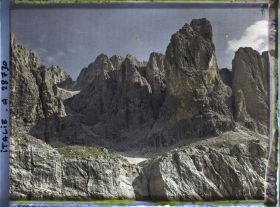 Image représentant La chaine de la Sella (Groupo di Sella ou Sellagruppe) depuis le col du Grödner (Grödner Joch ou passo Gardena)
