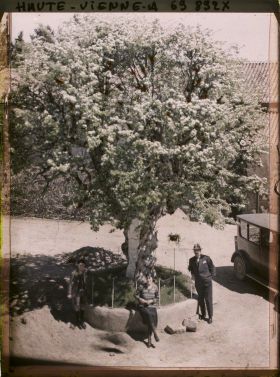 Image représentant Monsieur et Madame Mismes et leur fils devant leur voiture