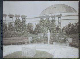 Image représentant L'Exposition des arts décoratifs, Jardin de Jacques Greber, proche du patio des artistes décorateurs et le côté du pavillon de la maison Fontaine