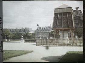 Image représentant Statue protégée contre les bombardements aux Tuileries, actuelle place du Carrousel, devant le pavillon de Marsan