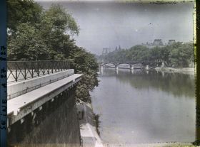Image représentant Vue sur le Louvre et le pont des Arts depuis l'île de la Cité (pointe du Vert-Galant)