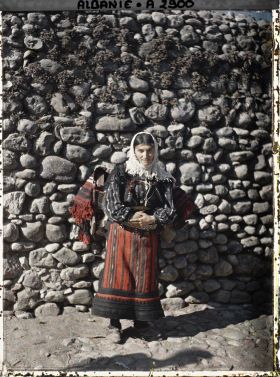 Image représentant Une mirdite catholique de la montagne avec un berceau sur le dos