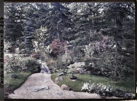 Image représentant Pont dans un espace arboré du " village japonais " proche de la porte ouvrant sur le jardin anglais