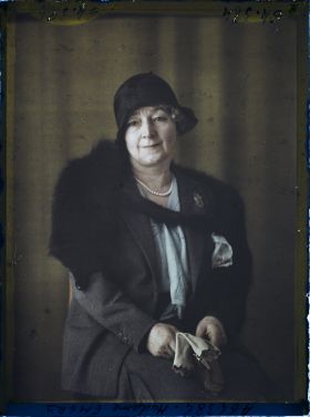 Image représentant https://musee-albert-kahn.s-museum.fr/home/NWQ2OTAwYzNmYjZlZTk1ZWQwODJmMjY4L2dlbmVyaWMtbm90aWNlLXRhYi9hdXRob3JpdHkvNjE3YTc5ZjVjZjhiODk2OGIzMzM3ZDIx/5d6900c3fb6ee95ed082f268/generic-notice-tab/authority/617a79ebcf8b8968b3336c89 Madame Hélène Emery