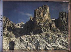 Image représentant La chaine de la Sella (Groupo di Sella ou Sellagruppe) depuis le col du Grödner (Grödner Joch ou passo Gardena)