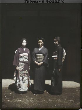 Image représentant Trois japonaises en kimono