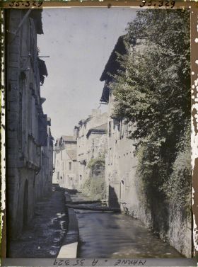 Image représentant France, Ste Menehould, L'Hôtel de Ville et la Place, vue prise du Château