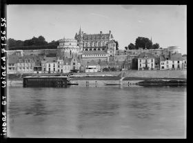 Image représentant Vue générale du château, au premier plan, la Loire