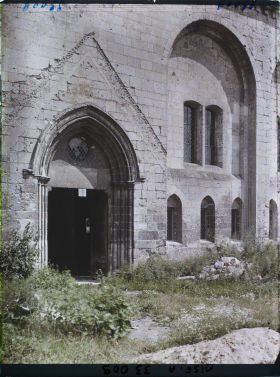 Image représentant France, Ourscamp, Ruines de l'Abbaye d'Ourscamps :  Entrée latérale de la Salle des Morts
