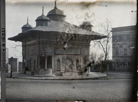 Image représentant Sultan Ahmet Ceshesi ("fontaine du Sultan Ahmet") construite en 1728