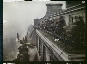 Image représentant Le Cinquantenaire de la IIIe République depuis un balcon de l'hôtel Astoria, avenue des Champs-Elysées