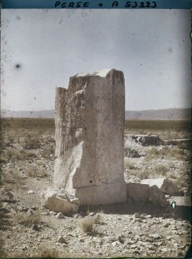Image représentant Vestige d'un pilier de la salle d'audience près du tombeau de Cyrus II, décoré d'un génie ailé