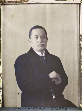 Image représentant https://musee-albert-kahn.s-museum.fr/home/NWQ2OTAwYzNmYjZlZTk1ZWQwODJmMjY4L2dlbmVyaWMtbm90aWNlLXRhYi9hdXRob3JpdHkvNjE3YTc5ZjVjZjhiODk2OGIzMzM3ZDIx/5d6900c3fb6ee95ed082f268/generic-notice-tab/authority/617a79ebcf8b8968b3336fa1 Le vicomte Kikujiro Ishii