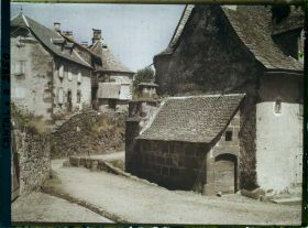 Image représentant Les maisons à l'angle de la place de l'église et de la rue du Dr Civiale